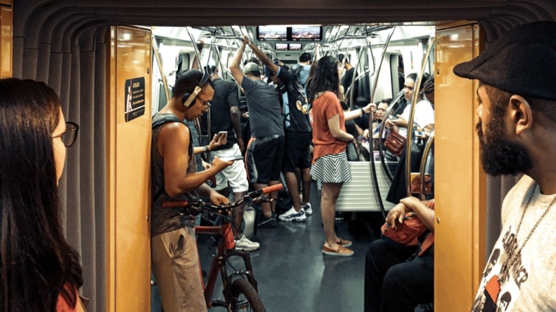 Estamos desaprendendo a conversar no metrô