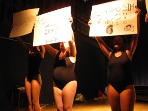 As atrizes da Cia Naturalis ensaiam para "Há Mulheres" (Foto: Facebook.com/Cia.Naturalis)