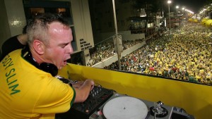 O DJ em uma de suas apresentações no Brasil (Foto: UOL)