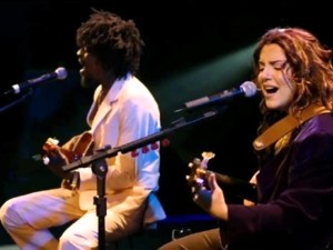 Cerca de 10 anos depois de encantarem o Brasil com "É Isso Aí", Ana Carolina e Seu Jorge voltam a cantar juntos (Foto: Youtube.com)