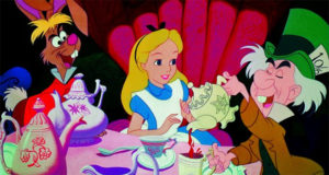 Alice (centro), personagem clássica de Lewis Carroll, completou 150 anos (foto: cinemascope.com.br)