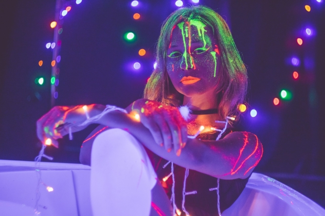 Escorregadores infláveis gigantes com água neon e música em SP