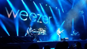 Tocando clássicos e covers, Weezer empolga o público em São Paulo
