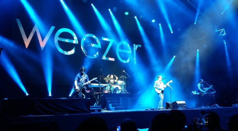 Tocando clássicos e covers, Weezer empolga o público em São Paulo