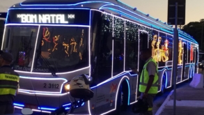 Ônibus iluminados levam clima natalino para as ruas de São Paulo