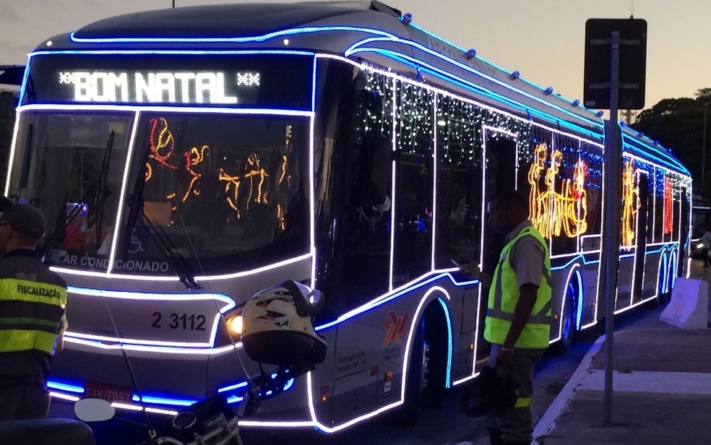 Ônibus iluminados levam clima natalino para as ruas de São Paulo