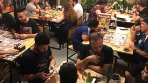 Castelos Bar e Boardgames mescla bar e jogos de tabuleiro no Tatuapé