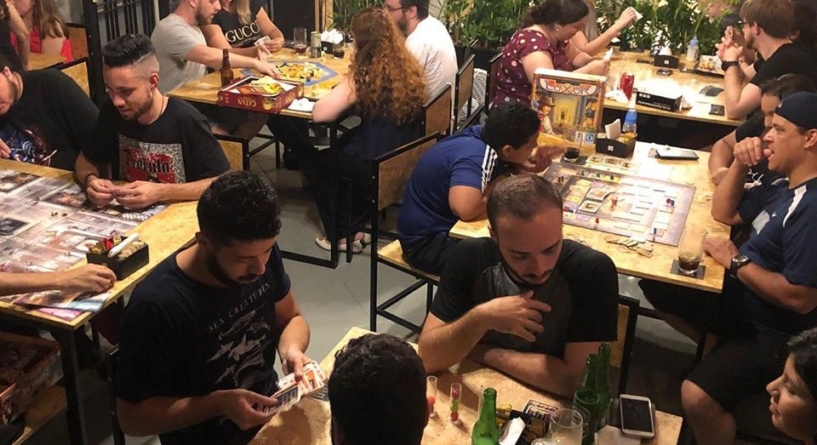 Castelos Bar e Boardgames mescla bar e jogos de tabuleiro no Tatuapé