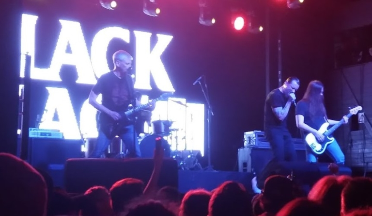 Ícone do punk rock, Black Flag faz show direto, reto e cru no Carioca Club