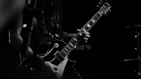 Rádio KISS FM promove guitarraço em homenagem ao mercado musical