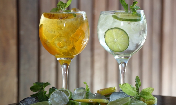 Boteco Todos os Santos revela receitas de drinks refrescantes pra você fazer em casa