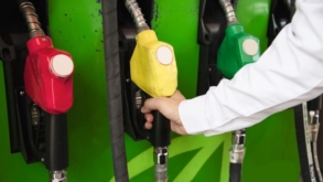 App ajuda motorista a escolher entre abastecer com gasolina ou álcool