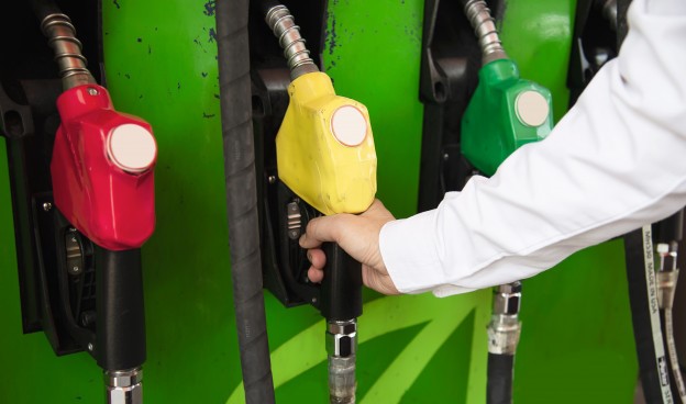 App ajuda motorista a escolher entre abastecer com gasolina ou álcool