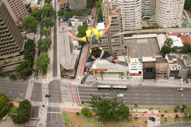 Base Jump acontece no Ed. Martinelli durante a Virada Esportiva