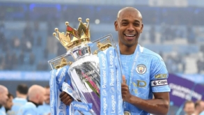 Meia Fernandinho traz taça da Premier League ao Brasil