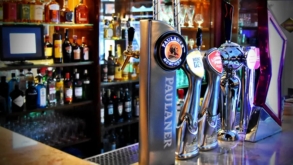 The Blue Pub celebra 15 anos com brindes e preços promocionais