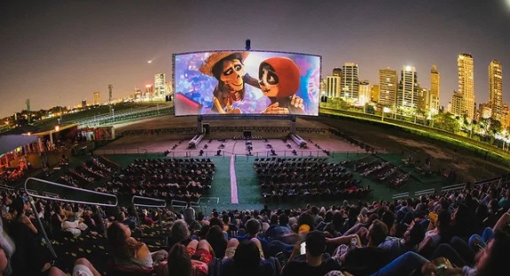 Maior cinema ao ar livre do mundo volta a São Paulo neste mês!