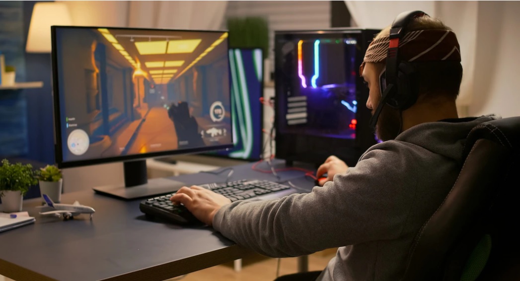 Escola abre oficinas gratuitas de criação de games e de robôs
