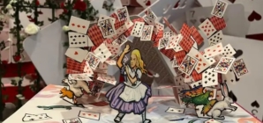 Farol Santander sedia exposição “As Aventuras de Alice” até setembro