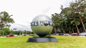 The Town: esfera alusiva ao festival é instalada em frente ao Ibirapuera