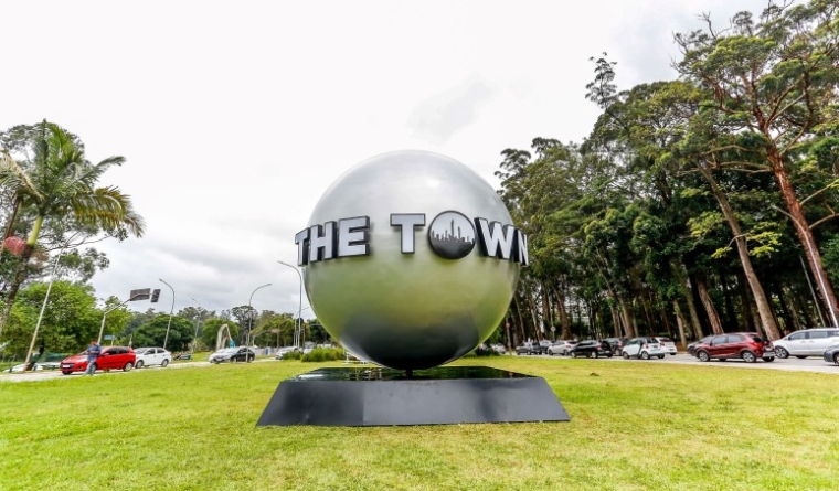 The Town: esfera alusiva ao festival é instalada em frente ao Ibirapuera