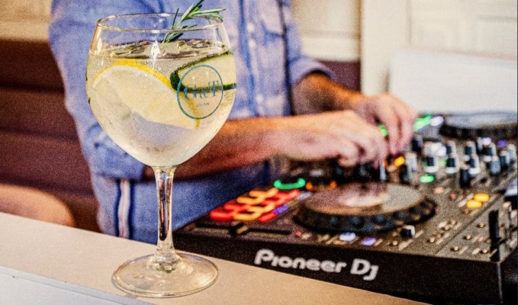 Bar paulistano especializado em gin anuncia programação de DJs aos sábados