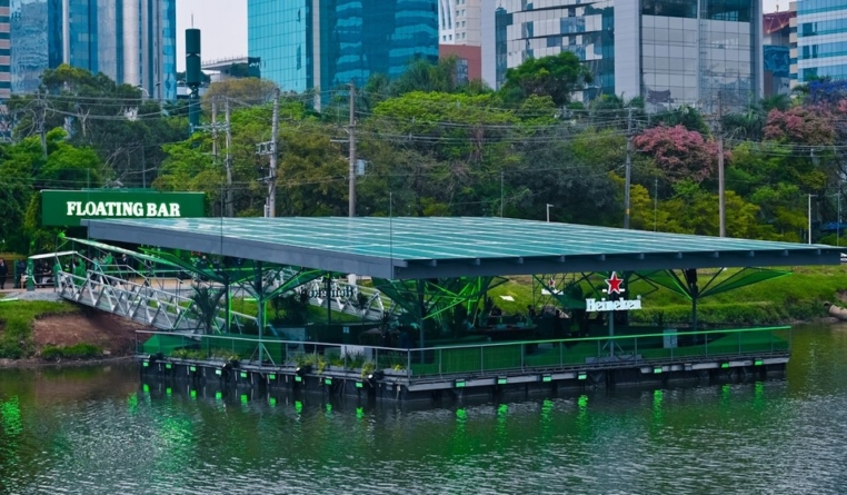 Heineken inaugura bar flutuante no Rio Pinheiros