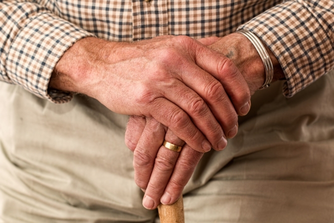 Acompanhante de idoso: A diferença, a função e a importância desse profissional para a qualidade de vida dos idosos