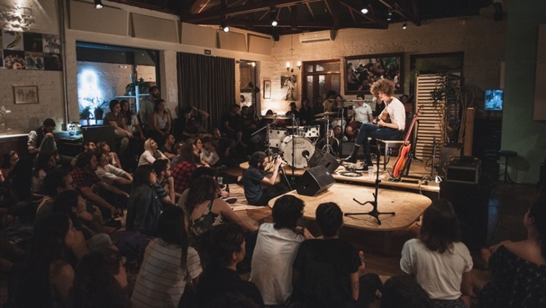 Um show musical em que o local e o artista são surpresa: conheça o Sofar Sounds!