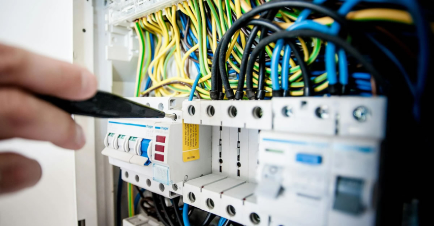 O que é o curso NR 10 e por que ele é obrigatório para quem trabalha com eletricidade